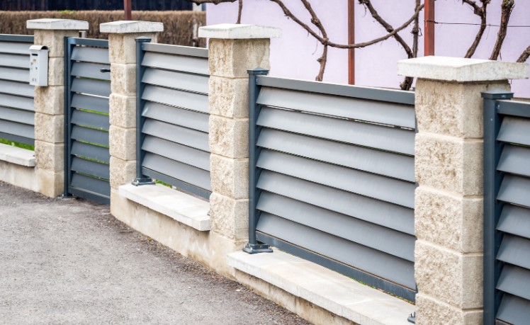 как ухаживать за забором ранчо